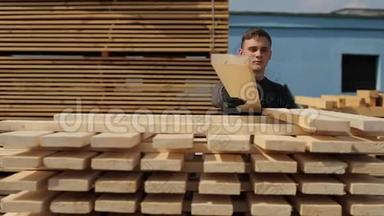 人折叠木板.. 家具材料用的方形木板堆..